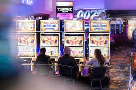 Dealer langsung dalam sesi blackjack